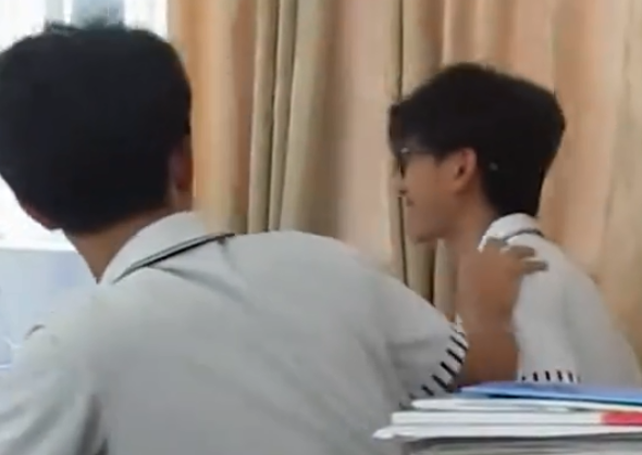 俩男生看到同学玩弹簧玩具对视一笑后模仿弹簧摇摆网友：这妥妥的卧龙和凤雏啊(图1)