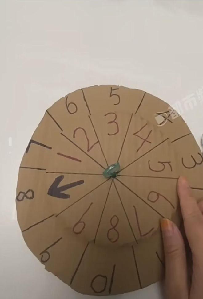 天才！女孩自制计算器租给同学一天赚20多元网友：要重点培养！(图2)