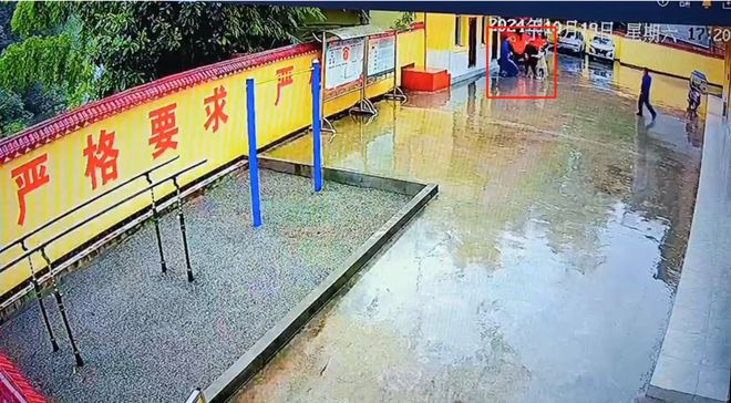 “戒指”卡手父女急找消防员(图2)