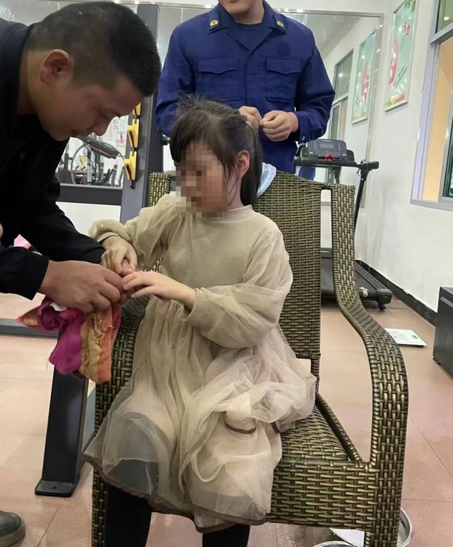 “戒指”卡手父女急找消防员(图3)