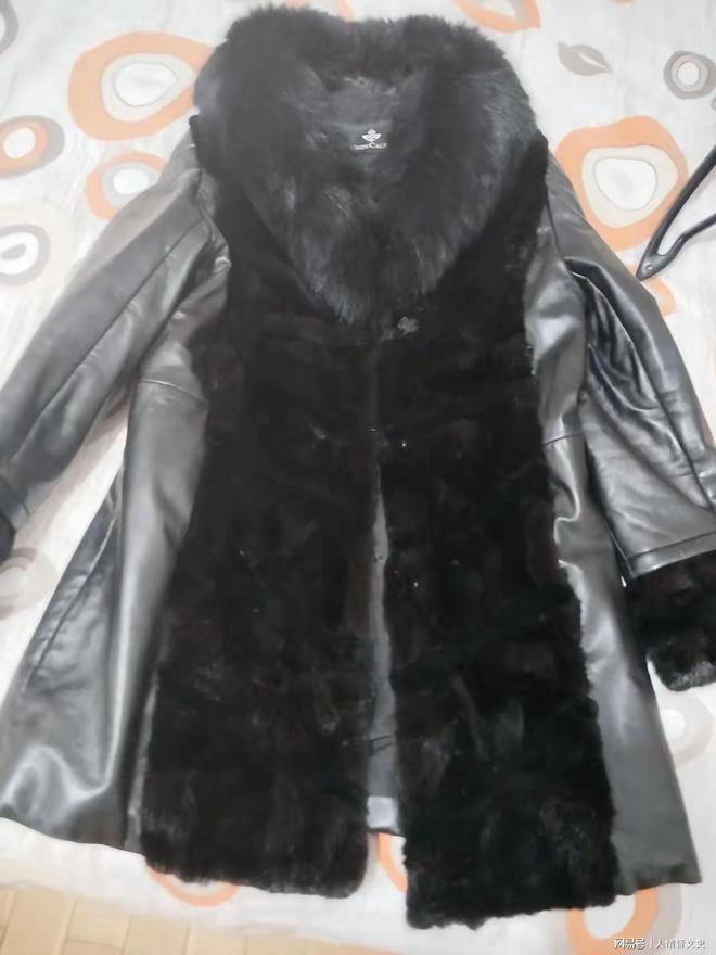 我们单位大姐特别仔细。10几年前的衣服和鞋子她都能拿出来穿。(图1)