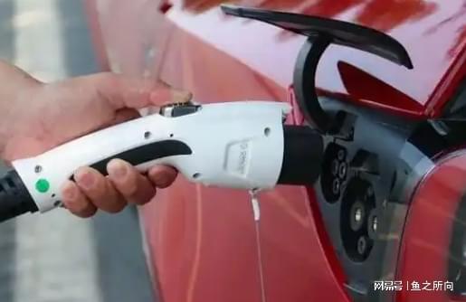 车主充电拔枪被“打脸”缝8针小鹏汽车：已提供必要关怀。(图4)