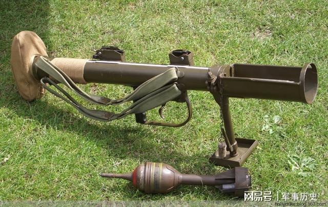 二战经典武器枪械之：PIAT步兵反坦克发射器(图4)