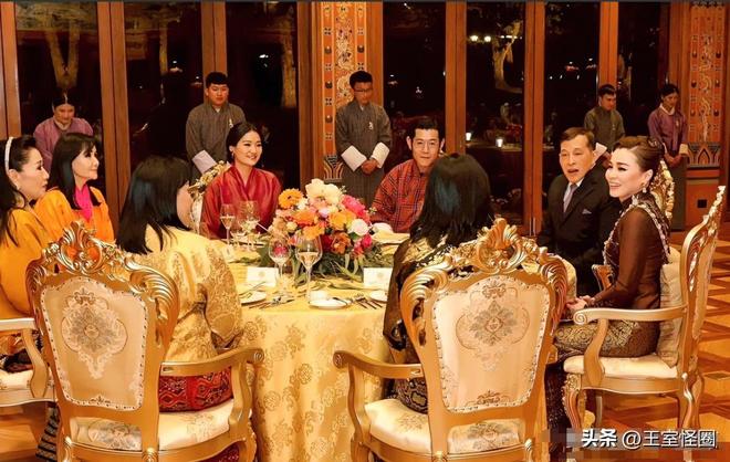 泰王夫妇不丹晚宴好隆重！4位王母亲临接待王后肩戴天鹅成亮点(图8)