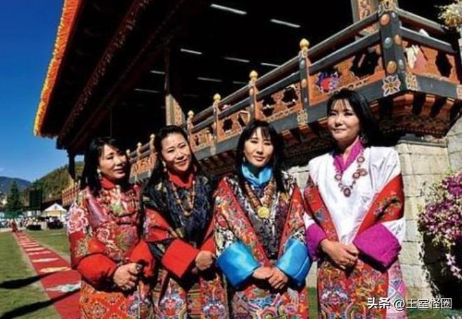 泰王夫妇不丹晚宴好隆重！4位王母亲临接待王后肩戴天鹅成亮点(图7)