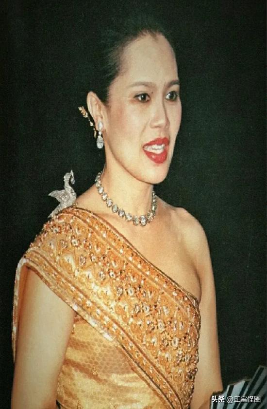 泰王夫妇不丹晚宴好隆重！4位王母亲临接待王后肩戴天鹅成亮点(图11)