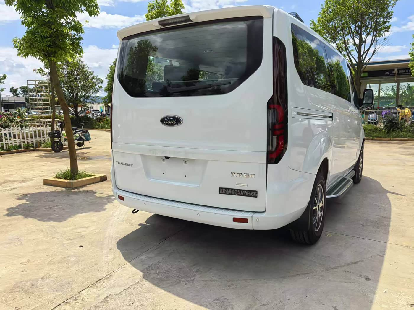 同为美系头部品牌的MPV为何福特途睿欧销量不及别克GL8的零头？(图5)