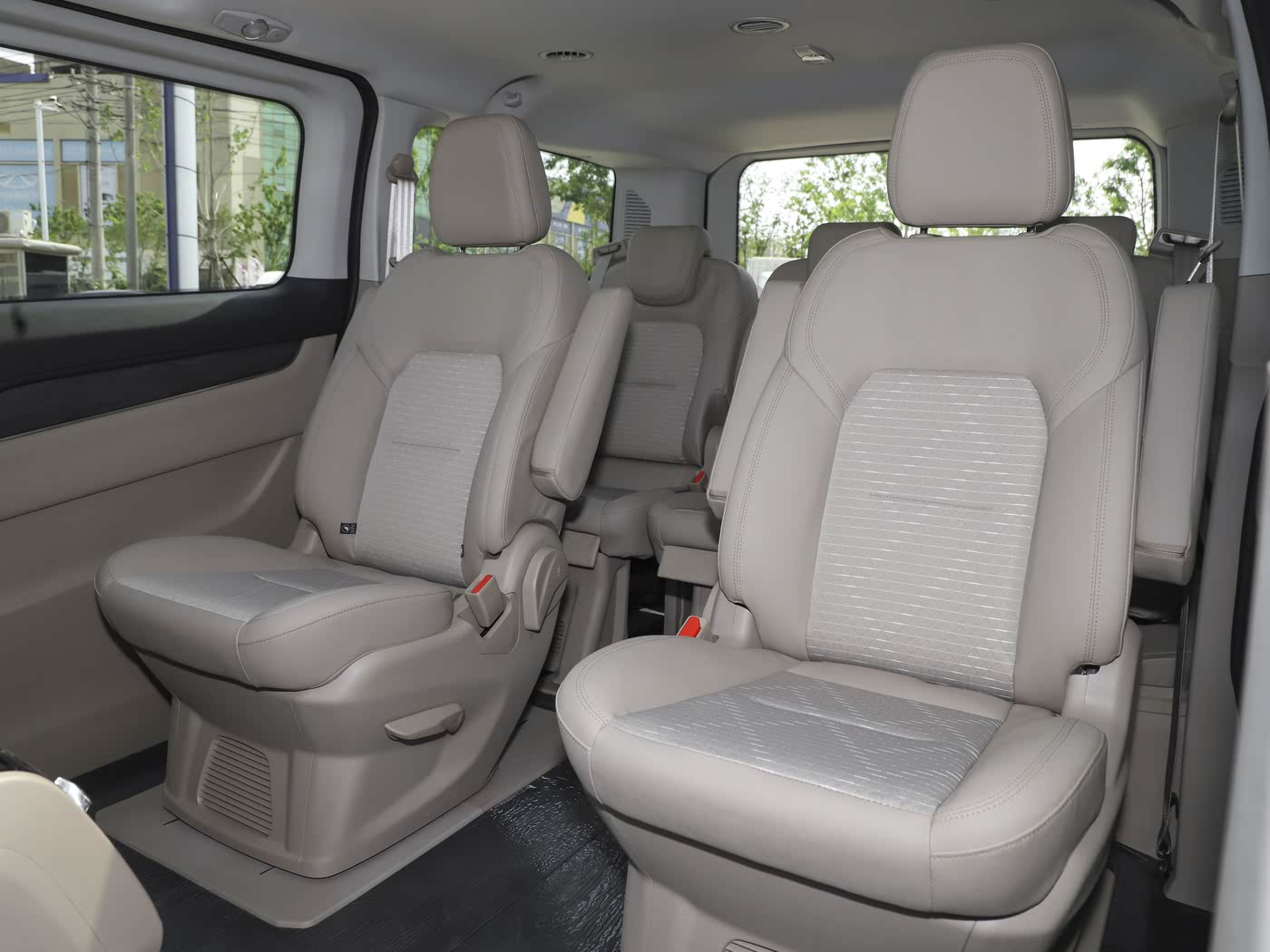 同为美系头部品牌的MPV为何福特途睿欧销量不及别克GL8的零头？(图6)