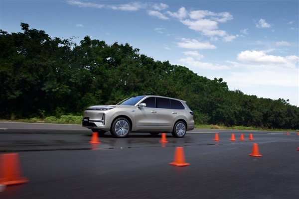 吉利丢王炸1738万的银河M9开始无差别攻击(图5)