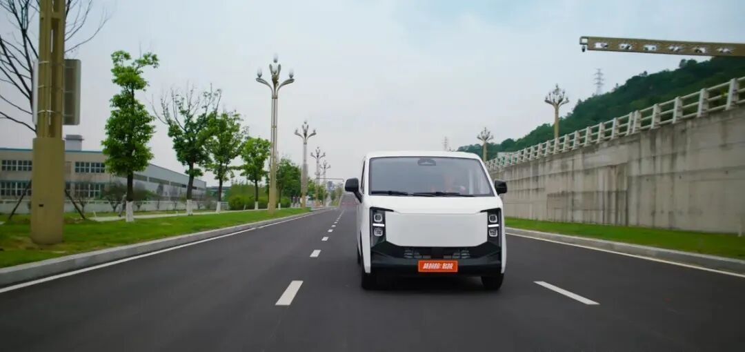 无人配送车释放信号西部（重庆）科学城新能源汽摩产业驶向千亿“新”未来(图1)