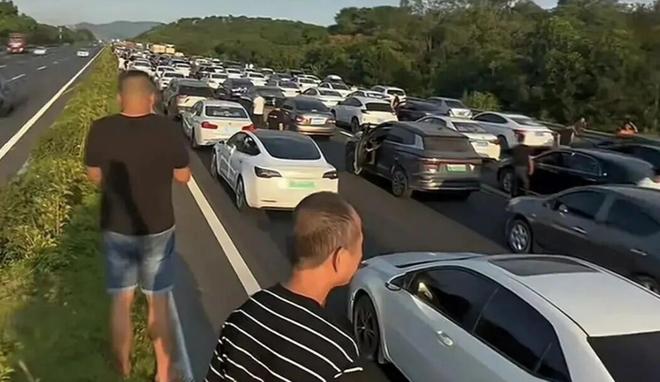 “聪明人”特别多!买短乘长超员报警逼停高铁高速堵车和旅游高峰统统提前!多地突降大雪有人困在囧途!(图6)