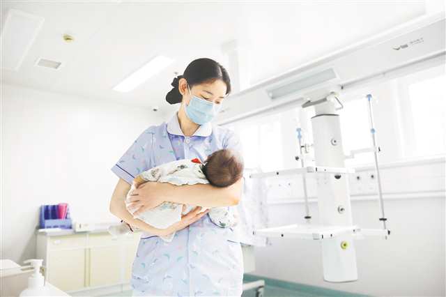 假期他们坚守在岗位一线(图1)