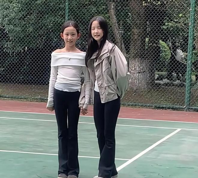 黄磊二女儿和小儿子把球网当弹簧坐11岁黄少艾打扮成熟惹争议(图2)