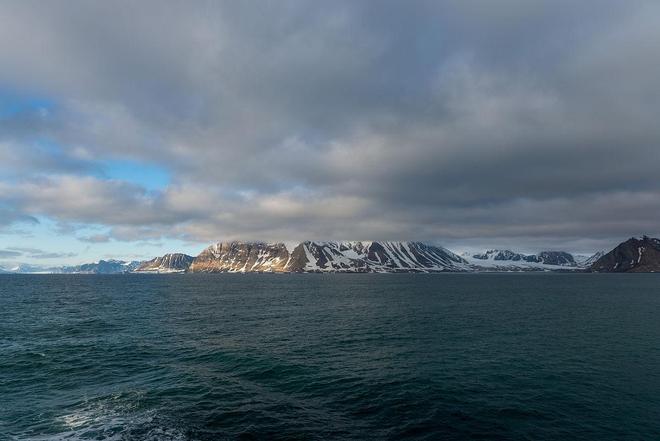 格陵兰岛的“慢动作漂移”:当冰川融化让大地跳起弹簧舞(图2)