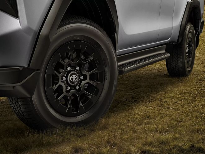 丰田发布全新Hilux外观升级还有双电机纯电版可选酷乐汽车(图15)