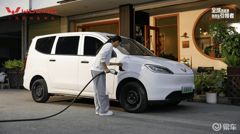 五菱宏光家族焕新上市提供3种动力售价548万元起(图4)