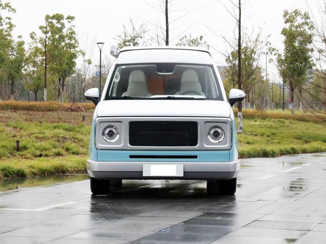 复古纯电MPV上市!外观很复古配斜升顶设计+侧滑门续航505km(图2)