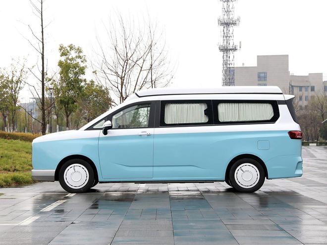 复古纯电MPV上市!外观很复古配斜升顶设计+侧滑门续航505km(图3)