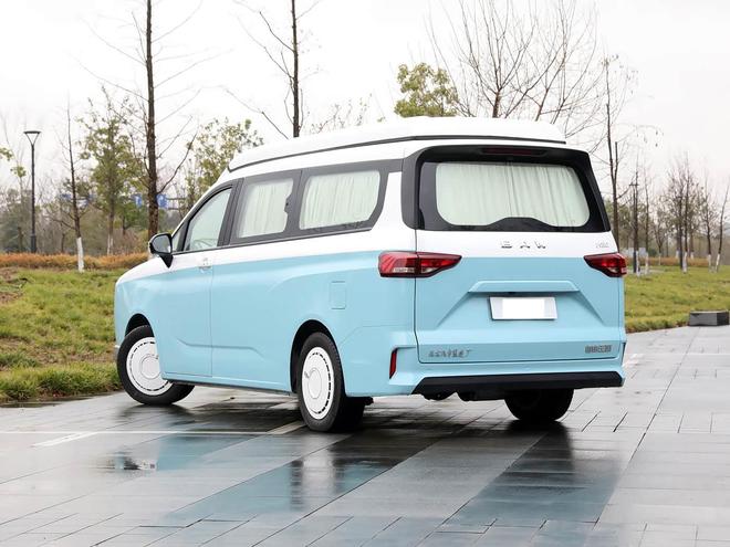 复古纯电MPV上市!外观很复古配斜升顶设计+侧滑门续航505km(图4)