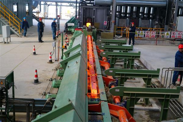 河北威县：邢钢转型升级项目大盘卷生产线热轧成功(图2)