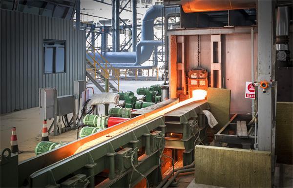 河北威县：邢钢转型升级项目大盘卷生产线热轧成功(图1)