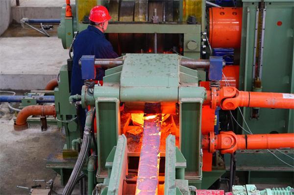 河北威县：邢钢转型升级项目大盘卷生产线热轧成功(图3)