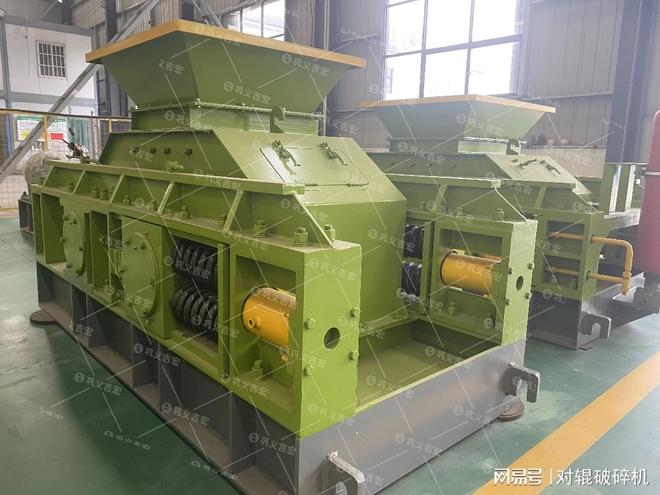 小型砂石加工线为何弹簧对辊破碎机备受推荐(图1)